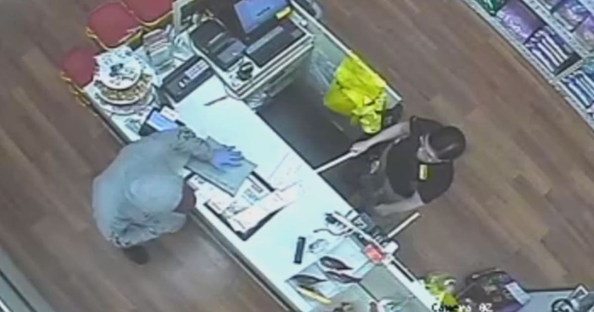 Deputies search for robber who pepper-sprayed clerk | FOX 13 Tampa Bay