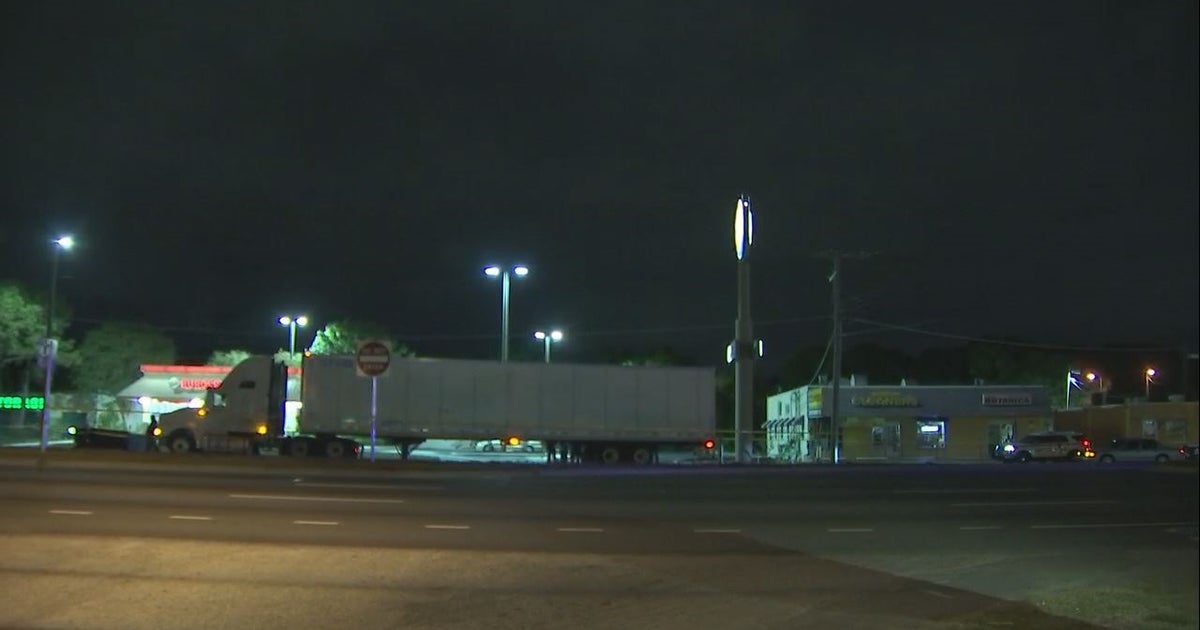 Pedestrian killed on Hillsborough Avenue in Tampa | FOX 13 Tampa Bay