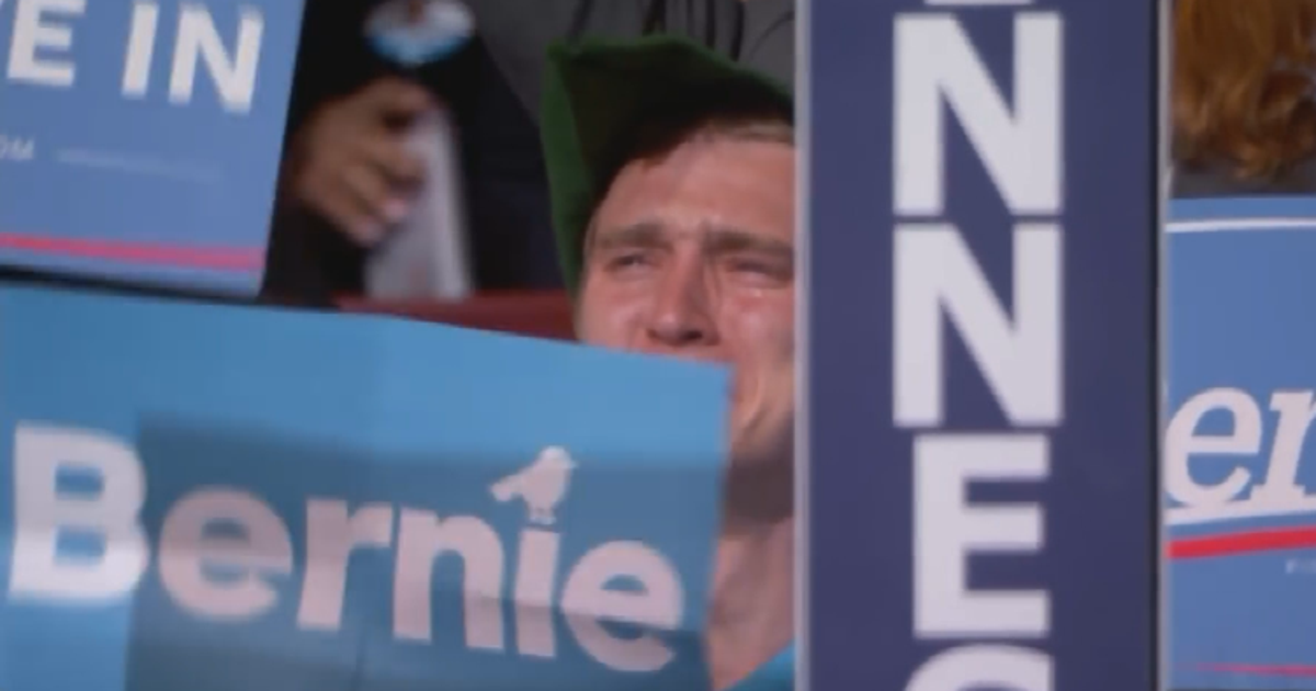Minnesota delegate crying during Bernie Sanders' speech goes viral ...