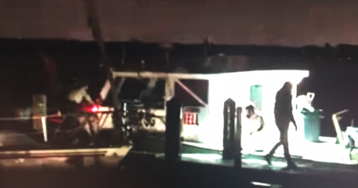 Boat crashes into dock and flees, suspect arrested | FOX 13 Tampa Bay