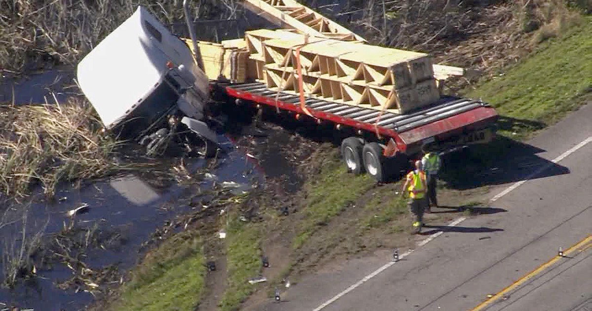 Driver dies after veering into path of truck | FOX 13 Tampa Bay