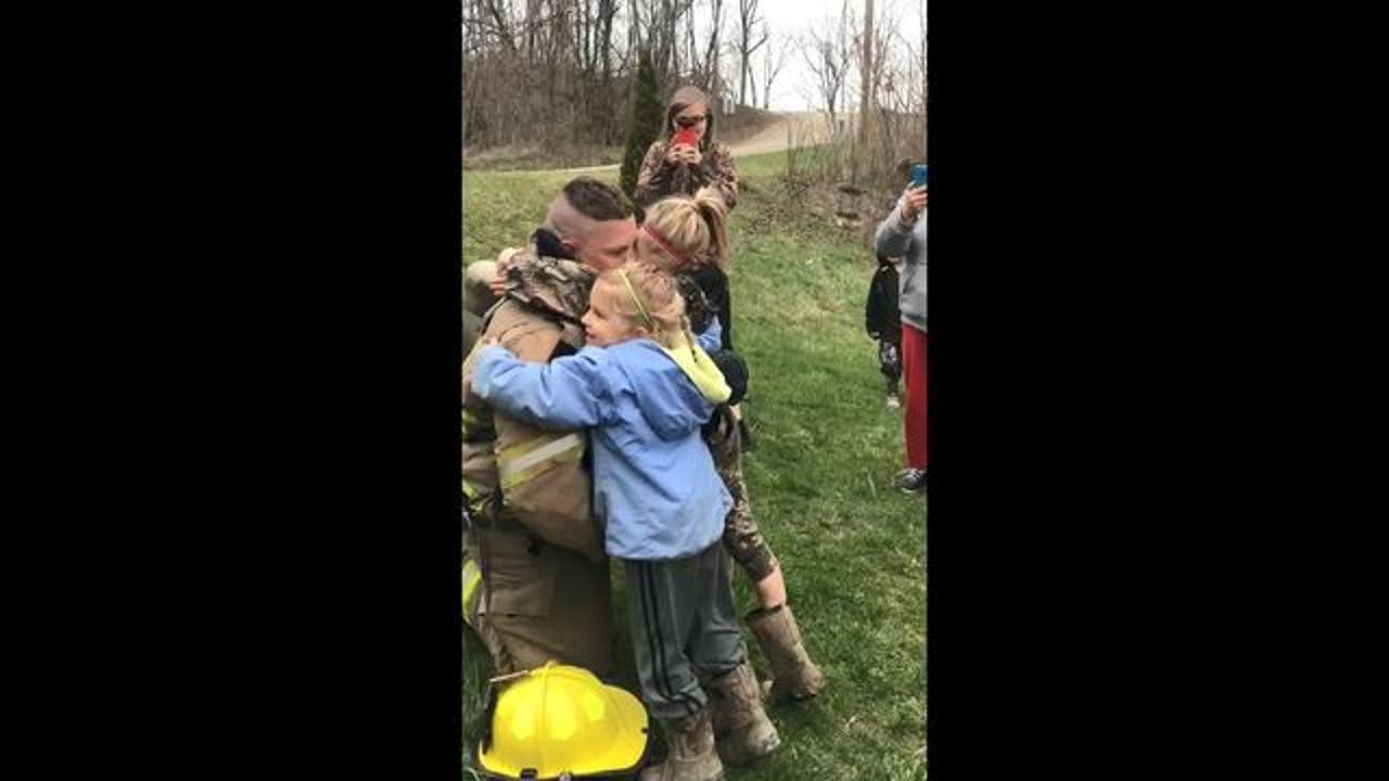 Soldier Returns Home Surprises Daughters 4871