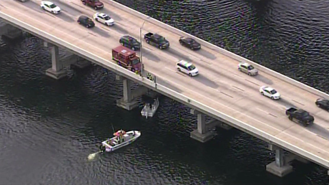 Boat hits Howard Frankland Bridge Boat hits Howard Frankland Bridge