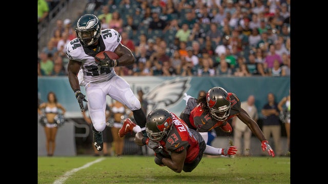 Eagles score quickly, hold off Buccaneers 17-9 in opener