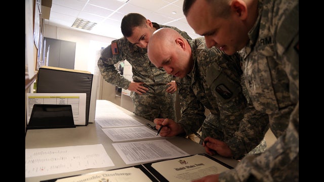 Needing troops, Army offers up to $90K bonuses to re-enlist