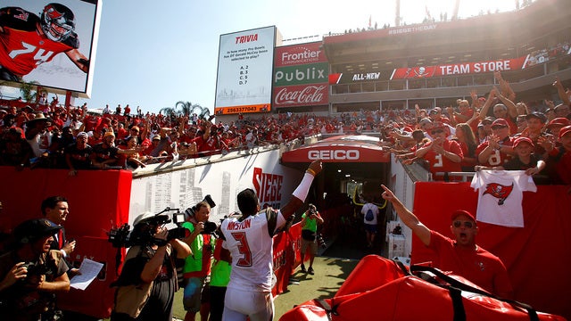 Winston-led Buccaneers dominate Bears in opener