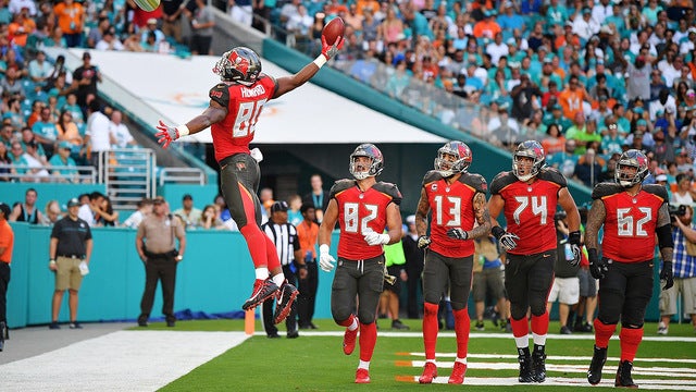 Fitzpatrick throws for 2 TDs, Bucs top Dolphins 30-20