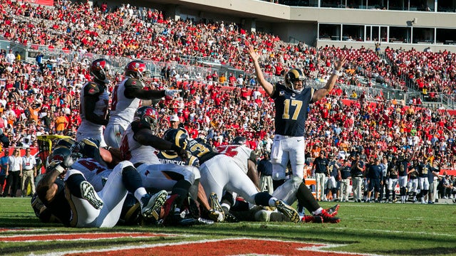 Despite delay, Rams hold off Buccaneers 37-32