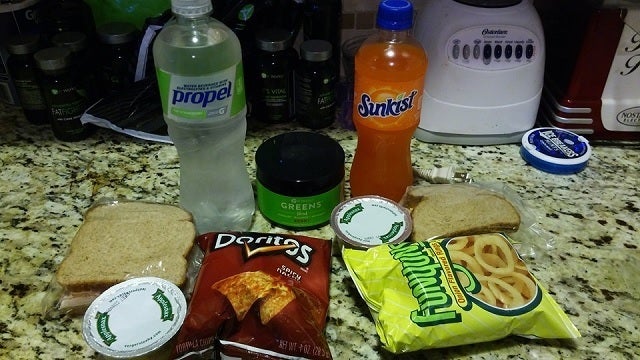 Mom makes lunch for son's classmate who cannot afford it