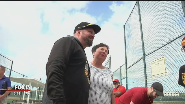 Garth Brooks trades cowboy hat for baseball cap during spring training