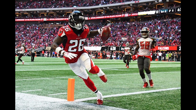 Ryan throws 3 TD passes, Falcons hold off Bucs 34-29