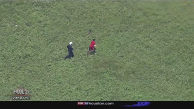 Officer jumps from helicopter, tackles suspect