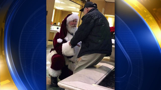 Santa gets down on a knee to thank veteran for his service at Delaware mall