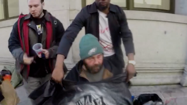 Barber takes to the streets to offer free haircuts to homeless