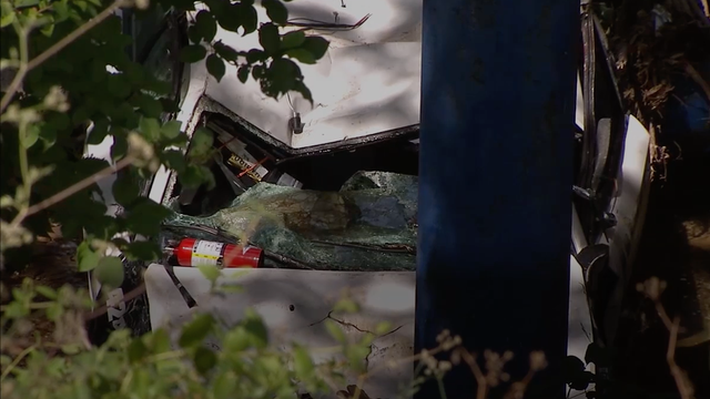 Police officer rescued by good Samaritans after car wreck