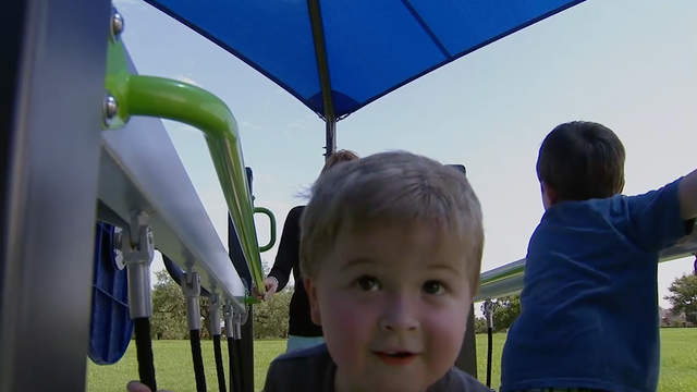 Instead of giving ticket, officer helps fix broken tail light