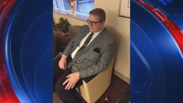 Uncle shows up in a suit and tie to meet newborn niece because 'first impressions matter'