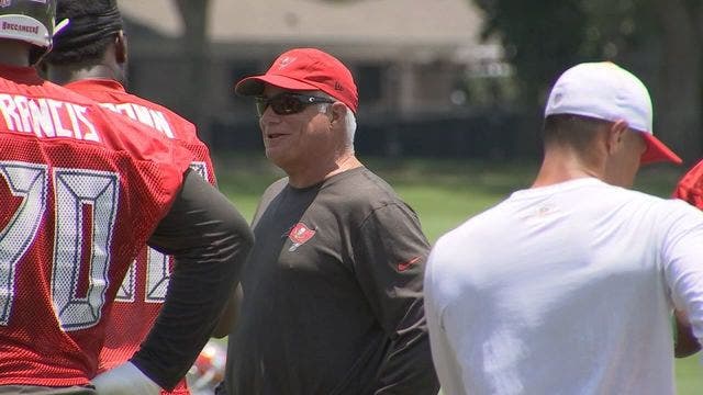 Bucs sign defensive coordinator Smith to contract extension