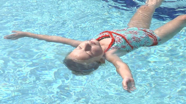 Group gives free swim lesson to underprivileged kids