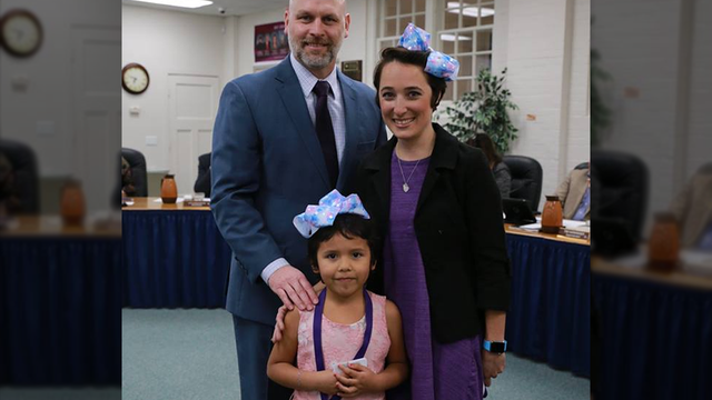 Teacher gets short haircut to match bullied Kindergarten student