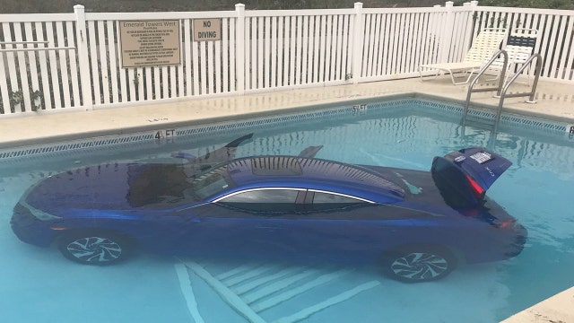 Florida deputies respond to 'car in pool' at apartment