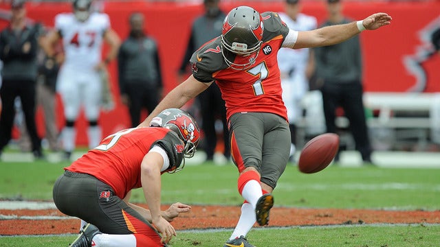 Buccaneers sign kicker Murray, place struggling Folk on IR