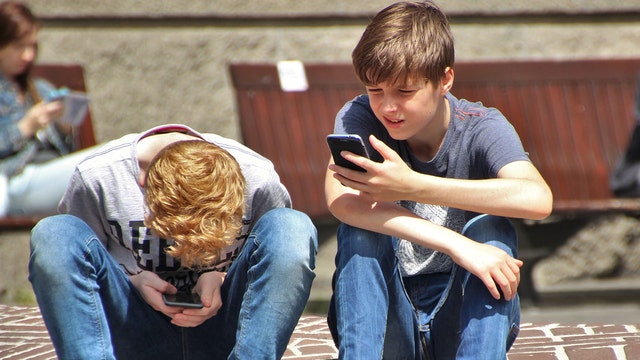 Colorado group wants to ban sale of cellphones to kids under 13 years old