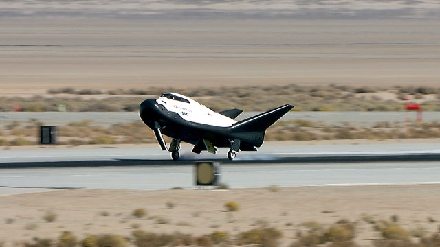Mini-shuttle glides to safe landing in desert test flight