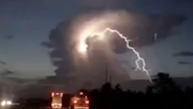 Stunning bolt of lightning captured on video in Florida