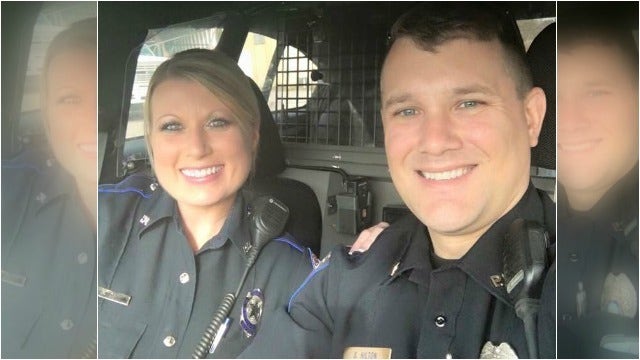 Photo of married police officers from Texas goes viral