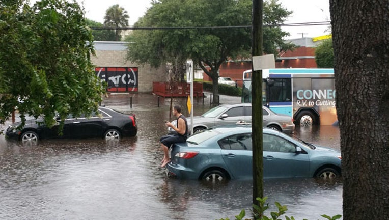 c5341913-Flooded cars