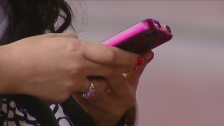 4e0444f1-phone app teen text sexting online web