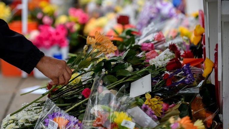 50cbebdc-GETTY_pittsburgh_synagogue_shooting_memorial_110418-401096