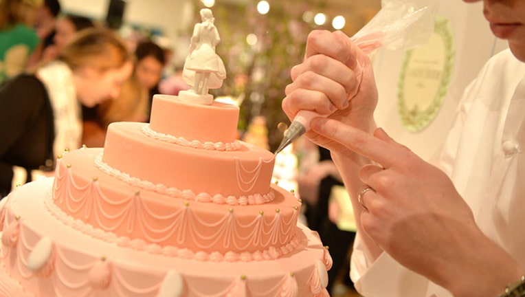 3285b3e5-GETTY_weddingcake_092519_1537871583222.jpg