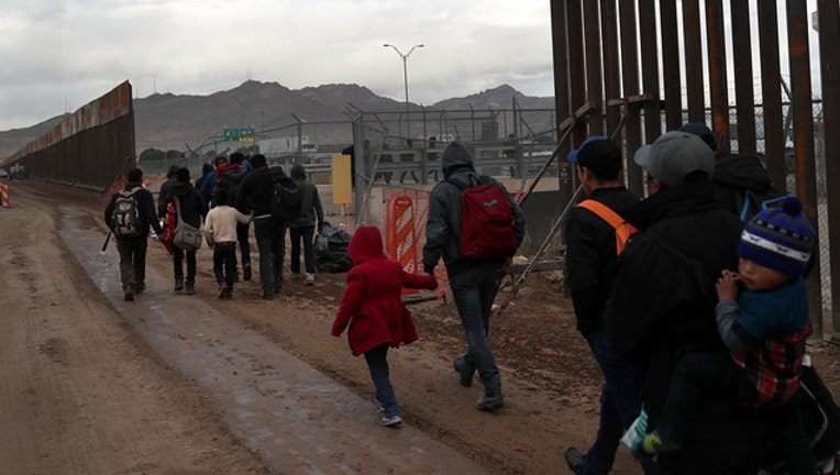 bd3e903c-GETTY mexico border immigrants 1126839606_1558043441893