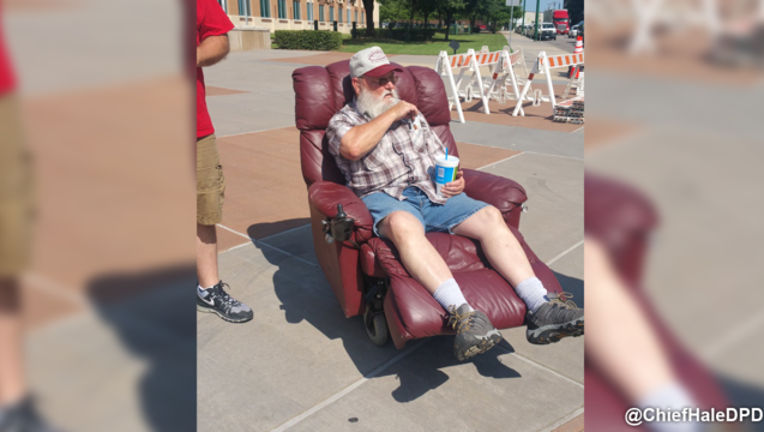 5b4d90e0-Recliner man Trump Pic_1466119953445-409650.png