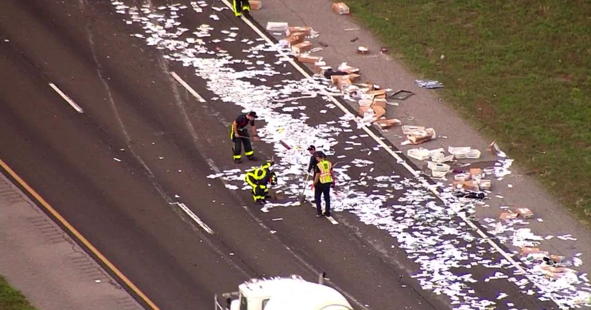 Truck crash leaves mess of mail along I-75 | FOX 13 Tampa Bay