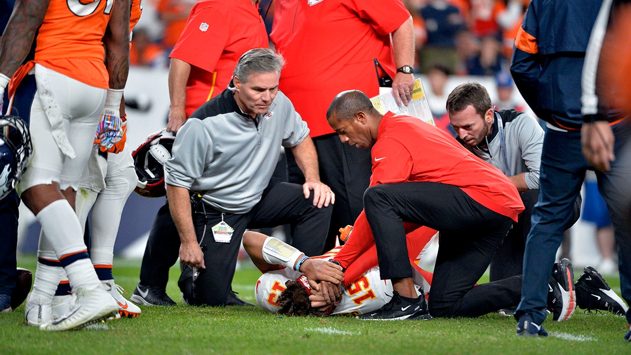 Patrick Mahomes Hurts Knee In Chiefs' Win Over Broncos