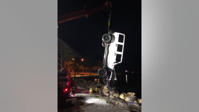 Sarasota driver suspected of DUI arrested after crashing Jeep into water