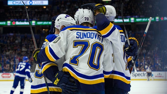 Sundqvist scores 2 before injury, Blues beat Lightning