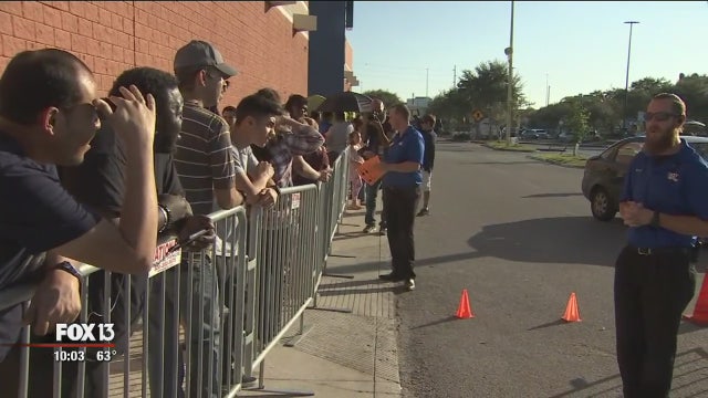Holiday shopping kicks off following Thanksgiving dinner
