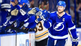 Stamkos scores 2, leads Lightning past slumping Bruins 3-2