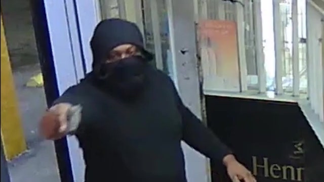 Tampa police searching for robbery suspect