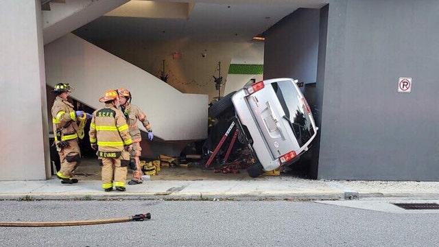 Sarasota car crash injures 2, closes roads