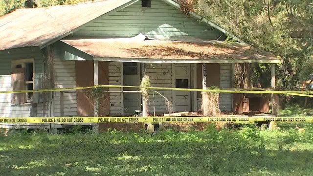 Woman's body found in car behind abandoned east Tampa home
