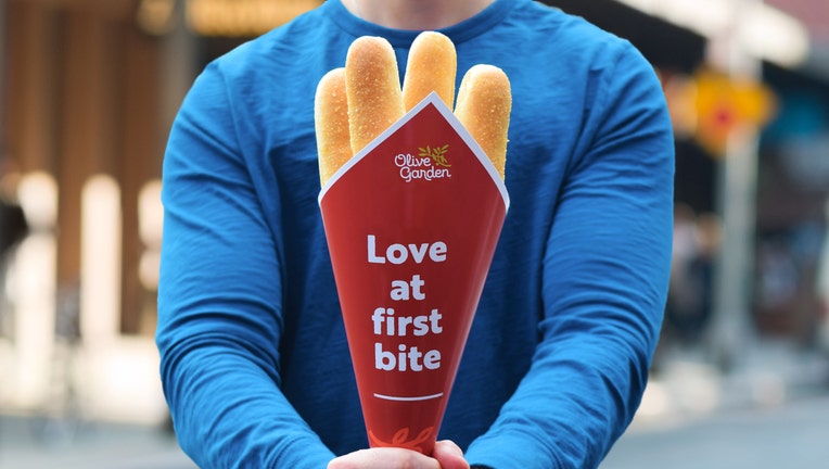 Olive Garden Serving Up Bouquets Of Breadsticks For Valentine S