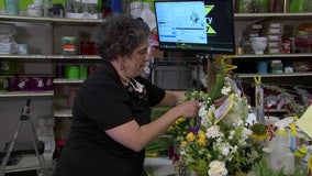 Faced with too many flowers, florist chooses to brighten people's day