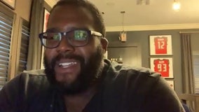 Bucs' Donovan Smith working out to his own music