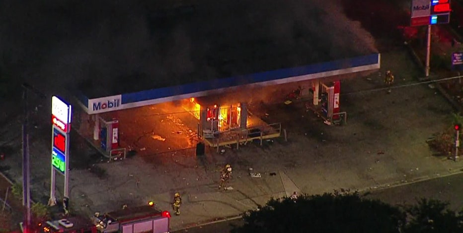 Hundreds Of Protesters Loot Stores Near Busch Gardens Forcing