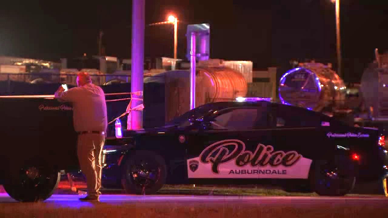 Officer shot in ankle, suspect dead in Auburndale shooting, police say